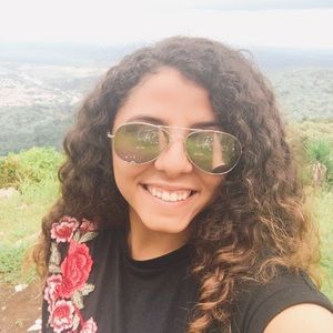 Meet your Posher, Yaneily